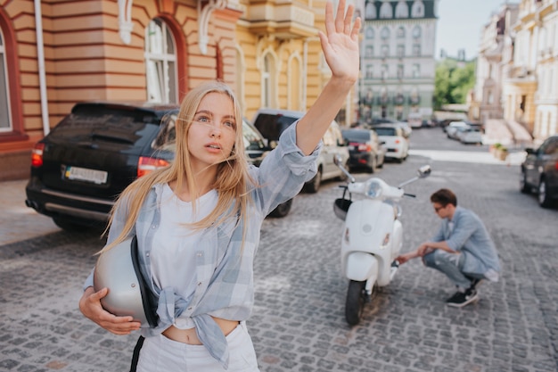 Femme, debout, route, onduler, main