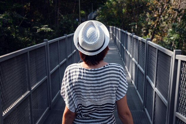 Femme debout seule sur Canopy walkway au Queen Sirikit Botanic Gardens