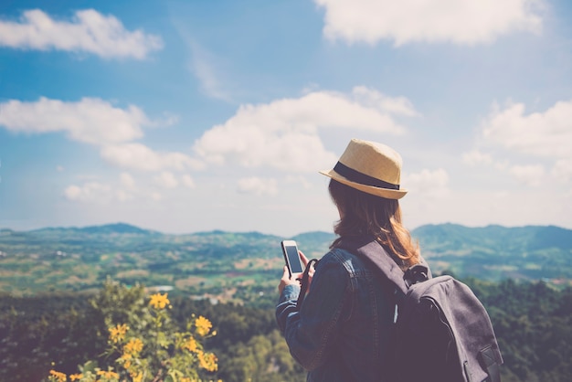 femme debout et tenant le smartphone