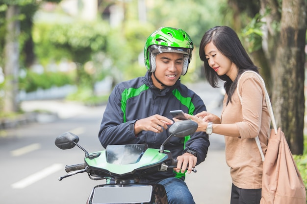 Femme, debout, trottoir, commander, commercial, moto, taxi