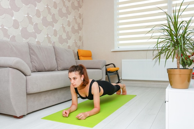 Femme débutante faisant du yoga Femme faisant du sport à la maison Positions de yoga et de méditation