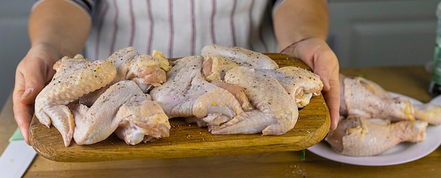 Femme décapant la viande de poulet mise au point sélective