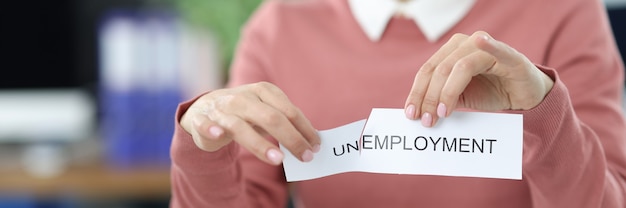 Photo une femme déchire le chômage d'inscription au bureau. recherche de nouveau concept de postes vacants