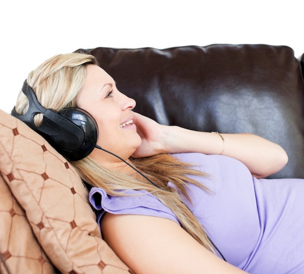 Femme décontractée à l&#39;aide d&#39;un casque