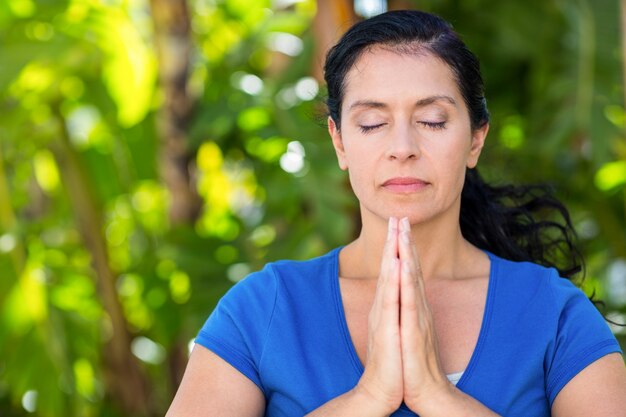 Femme décontractée, faire du yoga