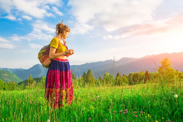 Femme décontractée gratuite dans la nature dans les montagnes dans la prairie de printemps