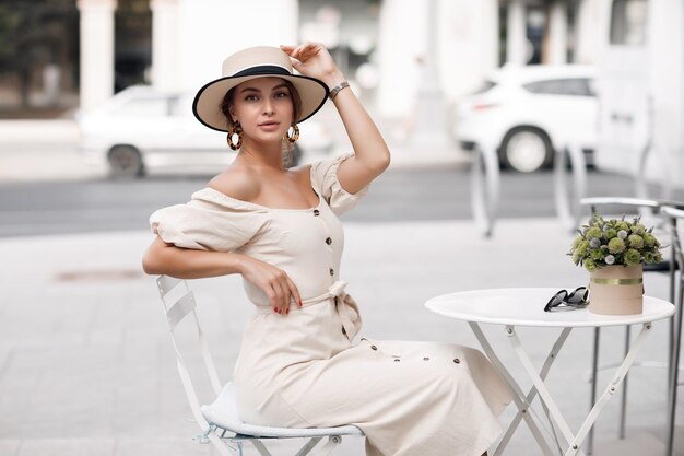 Photo femme décontractée en plein air