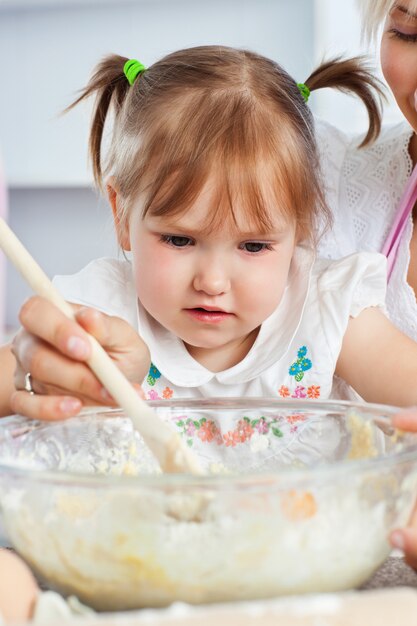 Femme décontractée, préparez des biscuits avec sa fille