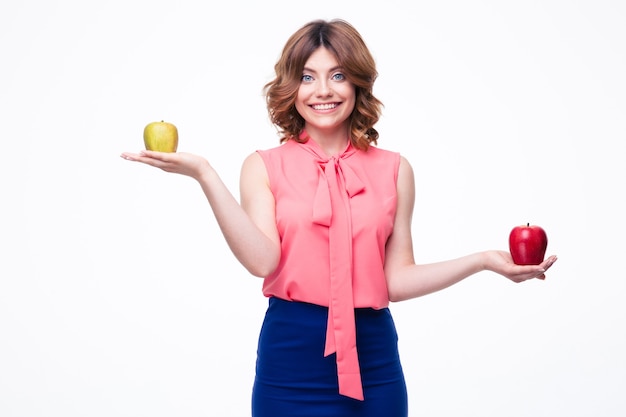 Femme décontractée souriante tenant des pommes sur les paumes