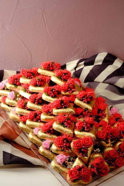 Une femme décorant un plateau de chocolat moderne