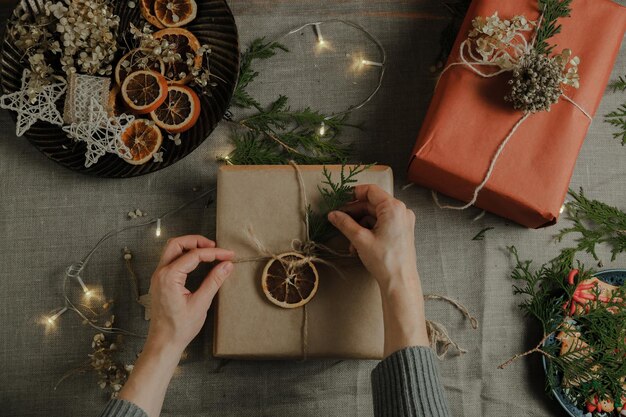 Femme, décorer, noël, cadeau