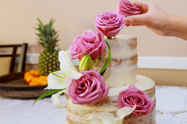 Femme, décorer, nu, gâteau, fleurs