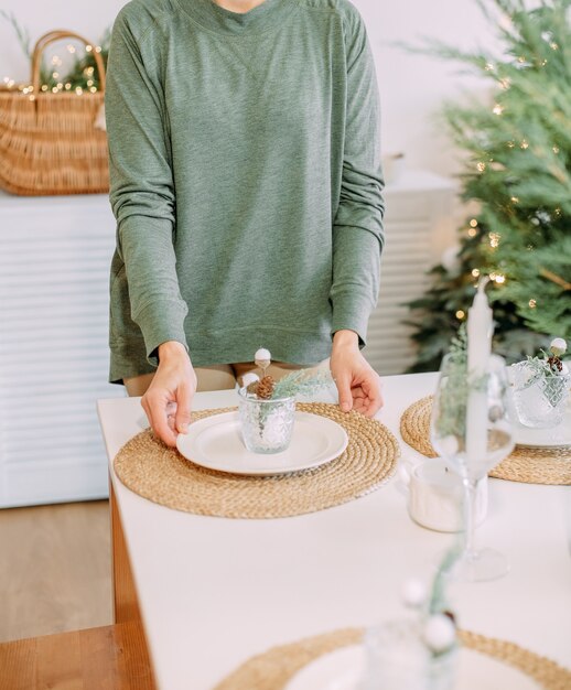 Photo femme décorer rustique table de noël accueil famille