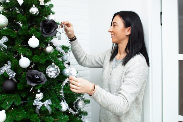 Femme décorer le sapin de Noël