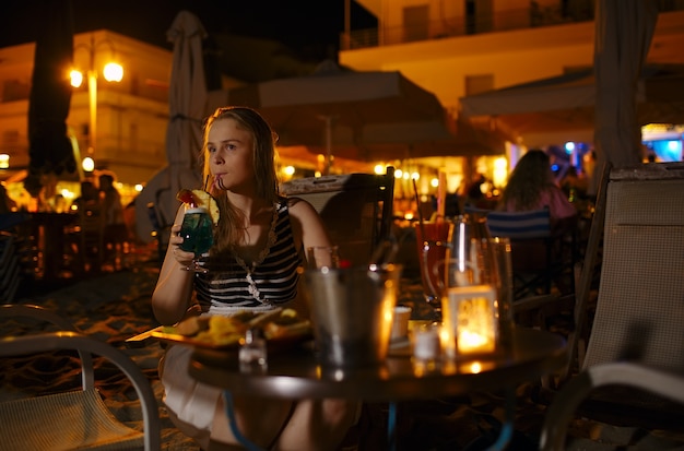 Femme dégustant un verre dans un pub ou un restaurant