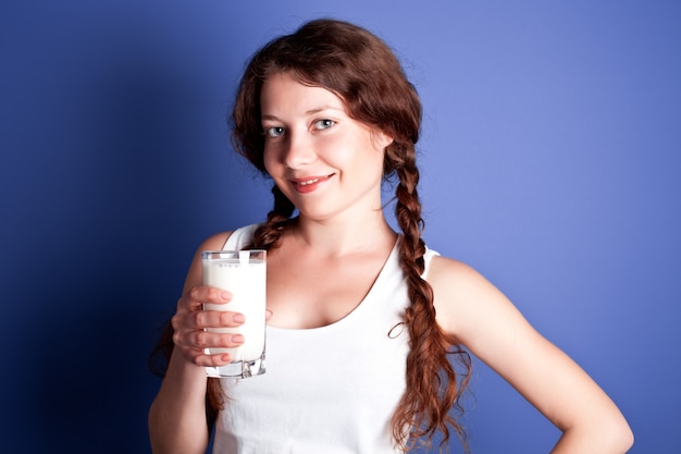 femme en dégustant un verre de lait