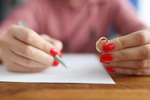 La femme demande le divorce et tient l'anneau de mariage