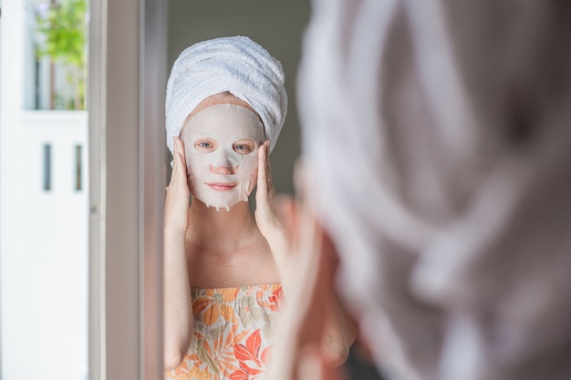 femme, demande, masque facial, feuille