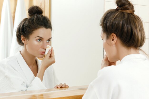 Femme, démaquillage, coton, tampon