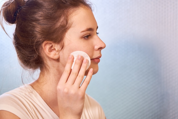 Femme, démaquillage, coton, tampon