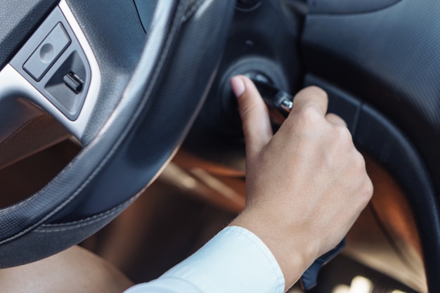 Femme, démarrage, voiture, clé