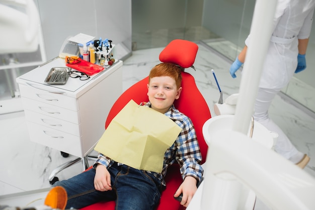 Femme dentiste et enfant dans un cabinet de dentiste