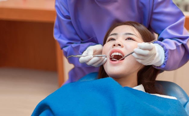 Femme avec un dentiste à l'hôpital