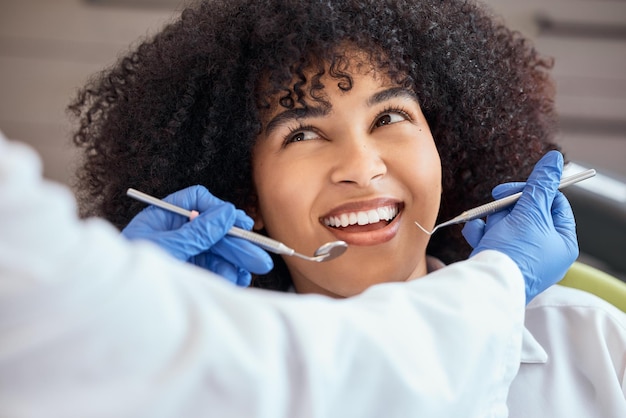 Photo la femme dentiste ou les outils de nettoyage des dents consultation ou examen dans le fauteuil à la chirurgie patiente et sourire en contrôle pour l'hygiène buccale soins de santé de la bouche et des gencives avec l'orthodontiste dans le bureau