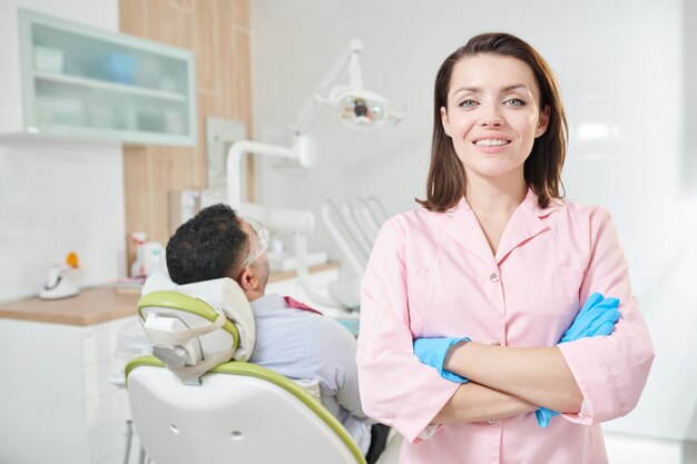 Femme dentiste posant