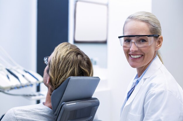 Femme dentiste souriant