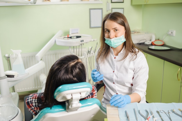 Femme dentiste travaillant à la clinique dentaire avec femme patien