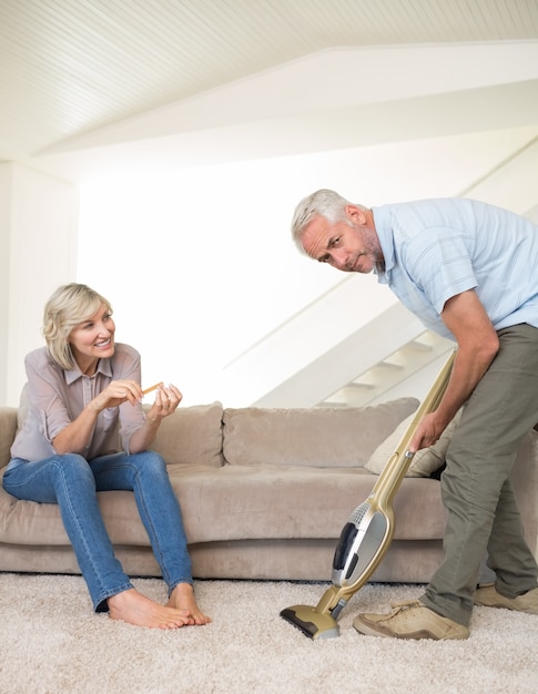 Femme, dépôt, clous, quoique, homme, passer l&#39;aspirateur, tapis