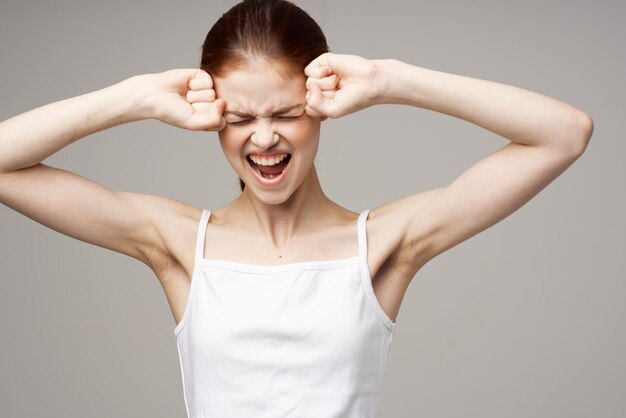 Femme dépression symptômes maux de tête fond clair