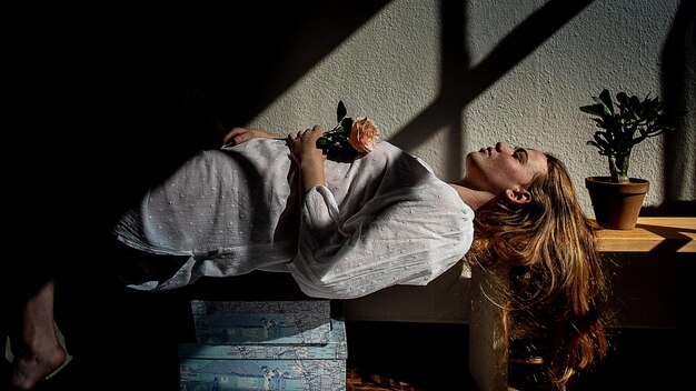 Une femme déprimée allongée à la maison.