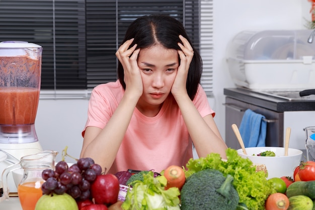 femme déprimée cuisine dans la cuisine