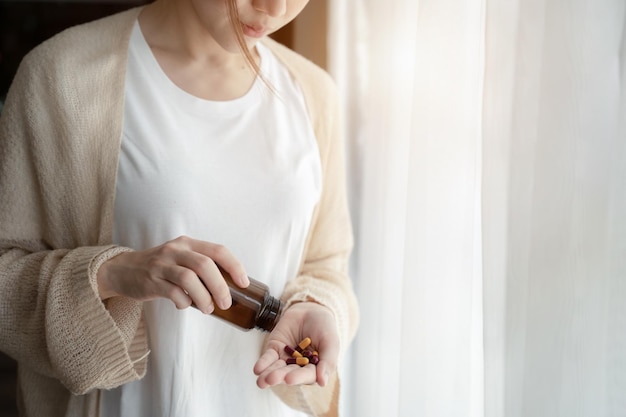 Femme déprimée luttant contre le stress avec des antidépresseurs vue rapprochée