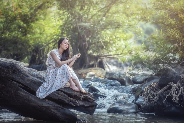 Femme déprimée en plein air