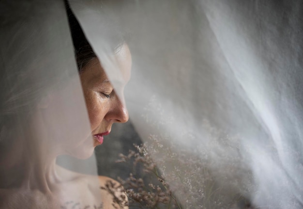 La femme derrière l'organza blanc IV