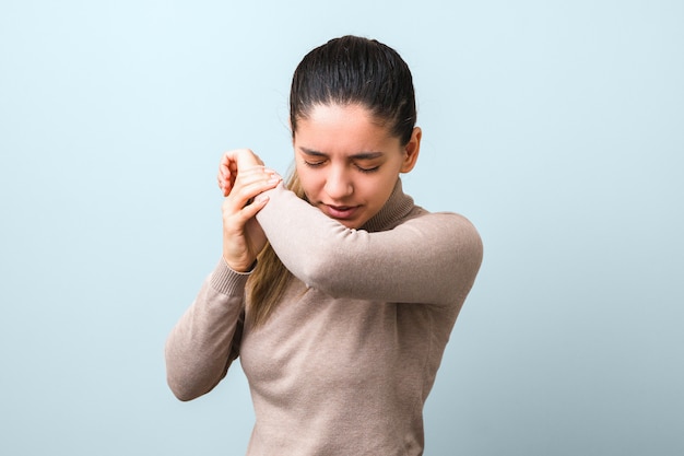 femme désespérée avec fièvre et maux de tête éternuements et toux.