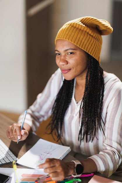 Photo femme de designer africaine travaillant dans son bureau à domicile.