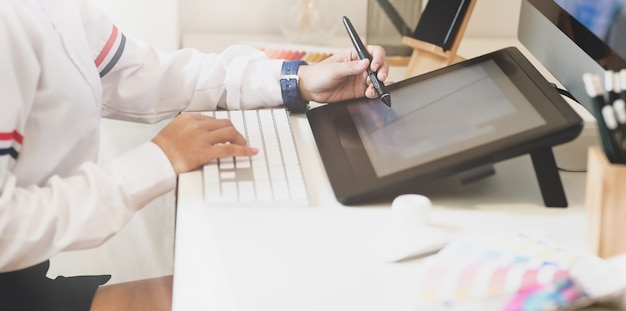 Femme designer travaillant sur une tablette