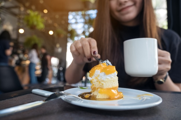 Femme avec un dessert sucré