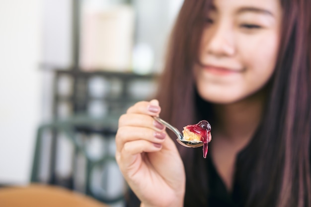 Femme avec un dessert sucré