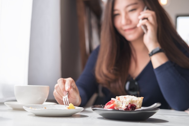 Femme avec un dessert sucré