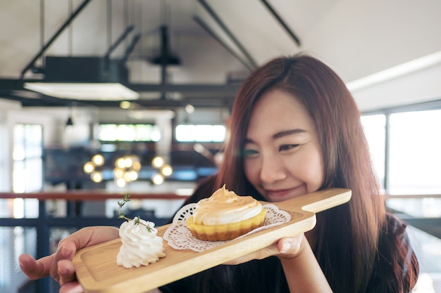 Femme avec dessert