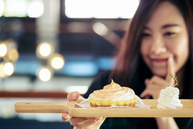 Femme avec dessert