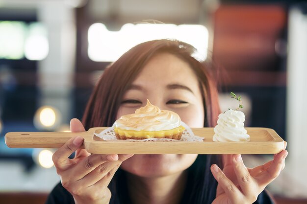 Femme avec dessert