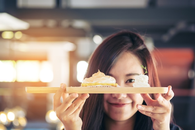 Femme avec dessert