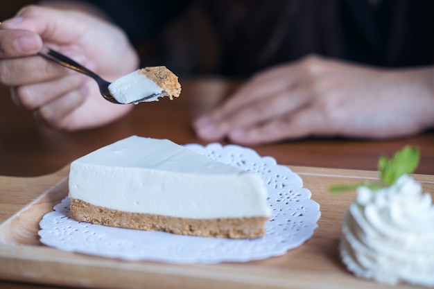 femme et dessert