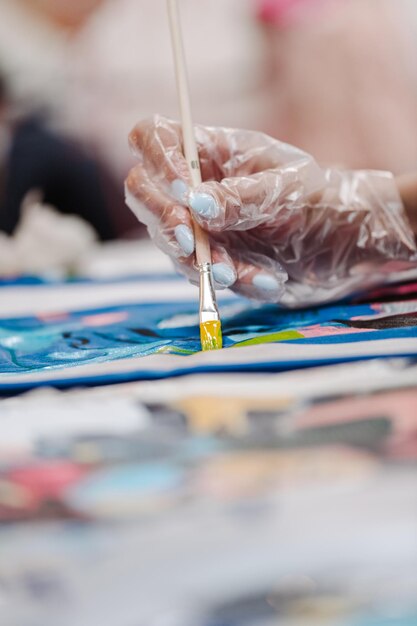 Photo la femme dessine avec des peintures